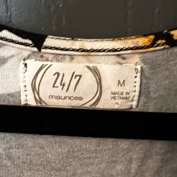 24/7 —-  Floral Romper (medium) - Picture 4 of 6